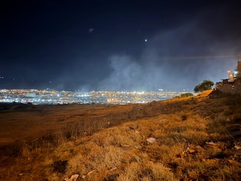 Las llamas avanzaron hasta las inmediaciones de varios conjuntos residenciales, lo que obligó a realizar evacuaciones preventivas mientras los bomberos controlaban la emergencia. - crédito @JulianPericoJr/X