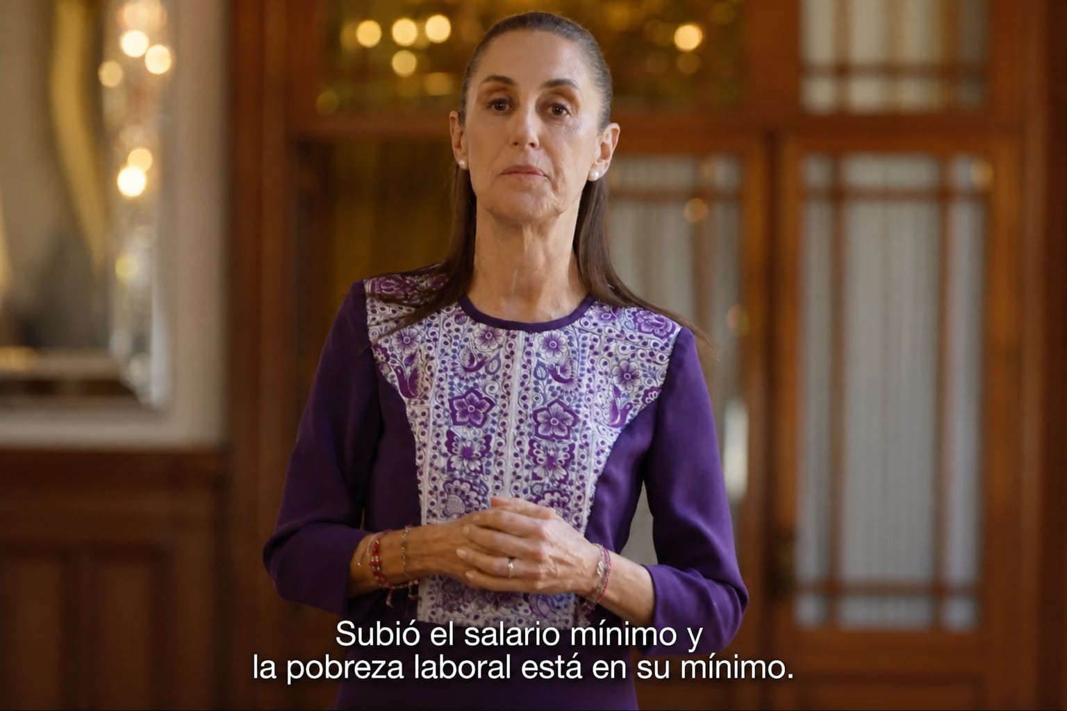 Claudia Sheinbaum señala el incremento del salario mínimo y la reducción de la pobreza laboral a su nivel mínimo en México, durante spots por su Segundo Informe de Gobierno. (Captura de pantalla)