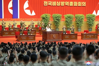 Las inoculaciones comenzarán a partir de noviembre, dijo Kim Jong-un, quien también señaló que se recomendará a la población el volver a llevar mascarilla como medida preventiva, sin dar más detalles.