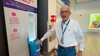 El aeropuerto de Ontario convierte el tiempo de espera en tiempo de lectura con dispensadores de cuentos cortos