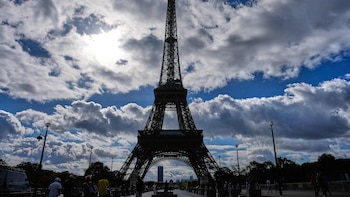 Reabrió la Torre Eiffel tras una huelga contra la discriminación de su personal femenino