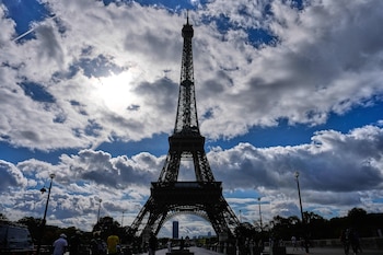 La Torre Eiffel reabrió tras la huelga por la exclusión de empleadas durante la visita del grupo hindú BAPS