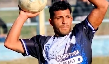 El joven integraba la primera división del Club Atlético Villa Plomo donde era muy querido