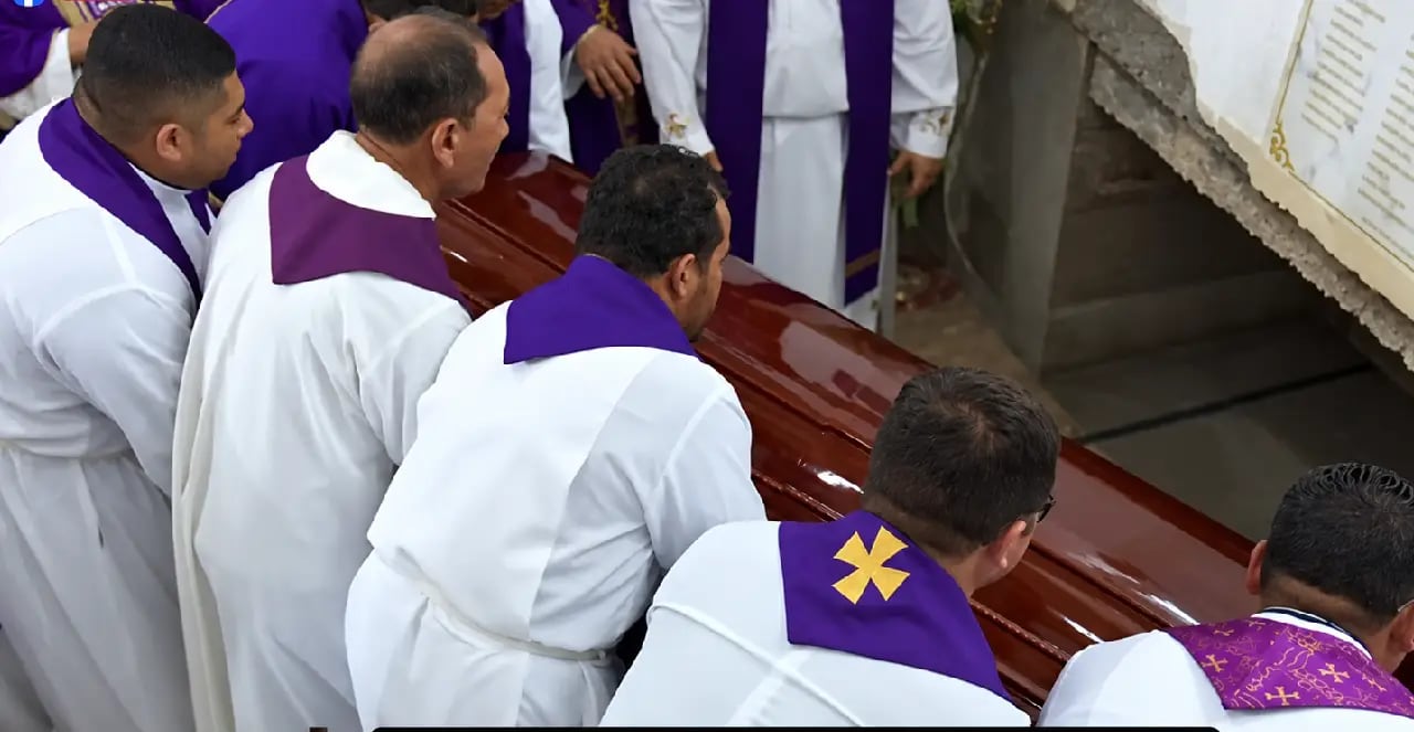 La comunidad católica acompañó el último adiós al obispo, cuyos restos fueron trasladados a la catedral después de dos jornadas de velatorio en el Instituto Santa María Goretti. (Foto: Suyapa Medios)