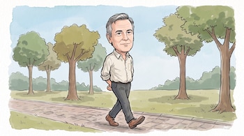 Dibujo de un hombre con camisa clara y pantalón gris que camina por un sendero de piedra rodeado de césped y árboles.