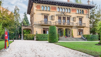 Así son las residencias oficiales de presidentes autonómicos: una mansión millonaria, palacetes históricos y chalets con piscina que permanecen sin ocupar