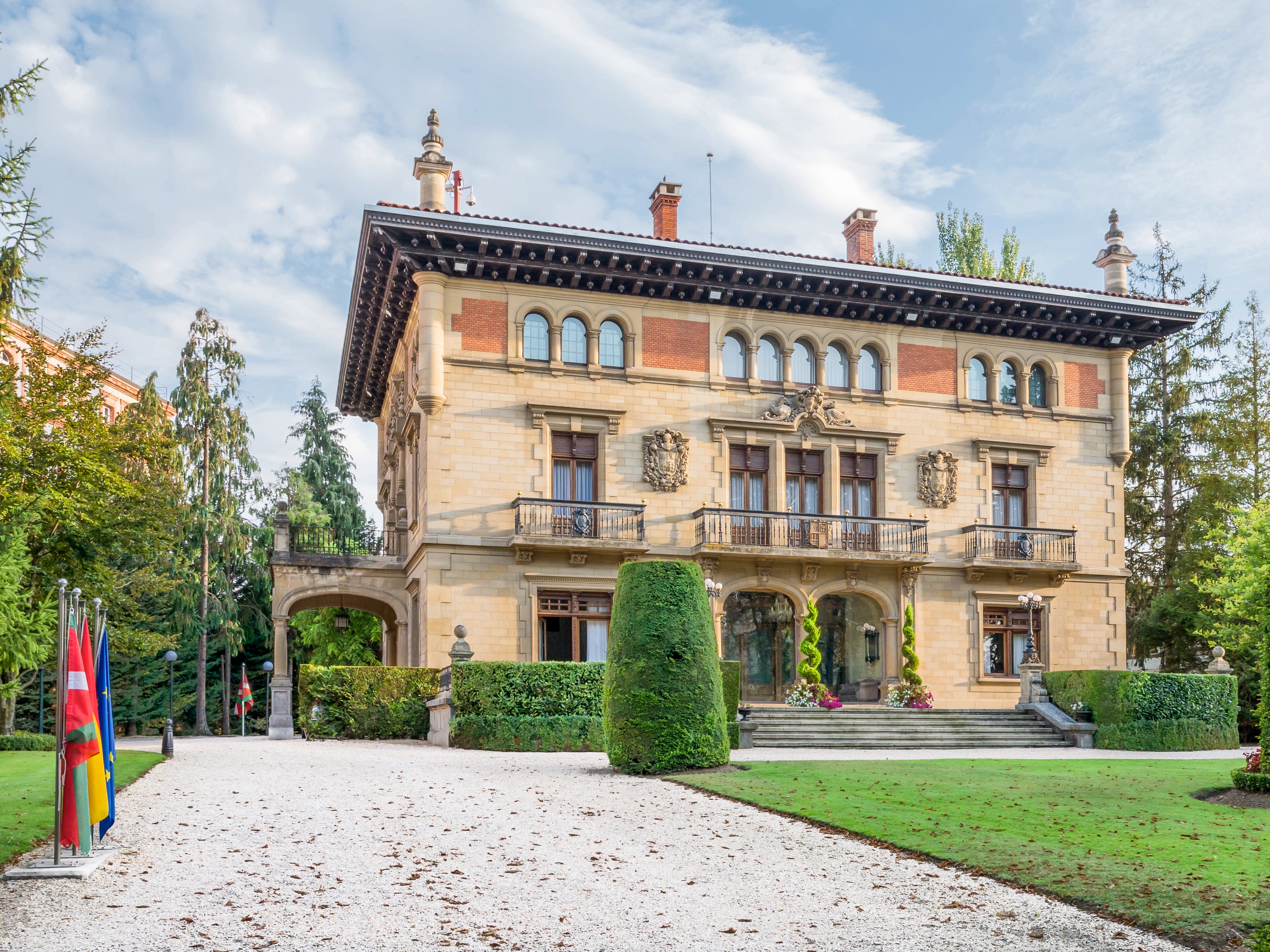 Así son las residencias oficiales de presidentes autonómicos: una mansión millonaria, palacetes históricos y chalets con piscina que permanecen sin ocupar