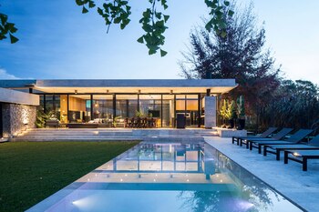 La arquitecta Jorgelina Tortorici explicó: “Antes, la piscina era un elemento aislado, sin demasiado conexión con las decisiones de arquitectura. Se realizaba un proyecto de vivienda, y luego se adicionaba una piscina. Actualmente, se considera dentro de los requerimientos iniciales de una obra” (Foto: Alejandro Peral)