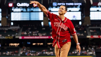 ‘Chicharito’ Hernández engalana la MLB y lanza la primera bola en el Blue Jays vs Rangers