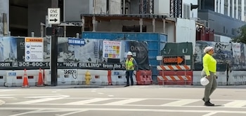Complejo inmobiliario en construcción ubicado en North Miami Avenue y la calle 6, en el Downtown de Miami, donde el 1 de junio se registró el fatal desprendimiento que cobró la vida de la profesional nicaragüense (Cortesía Univisión Miami).