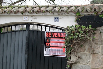 Casa con un cartel de