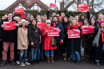 Ali Milani y sus voluntarios