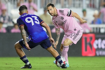 Lionel Messi intenta sacarse de