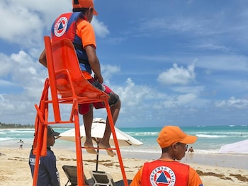Un grupo de privados de libertad de Najayo participa por primera vez como voluntarios en el operativo de Semana Santa en República Dominicana. (Foto cortesía Defensa Civil)