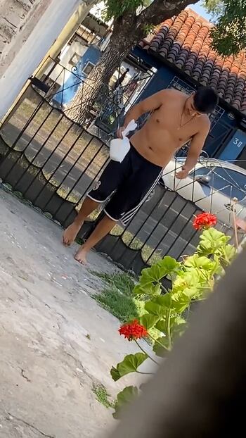 Captura del video viral en TikTok mostrando al joven fingiendo cojera al recibir su pedido de delivery