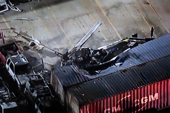 En esta imagen proporcionada por KABC-TV se ve un helicóptero que se estrelló cerca del lugar de un accidente de autobús, en Los Ángeles, el martes 15 de septiembre de 2026 (KABC-TV vía AP)