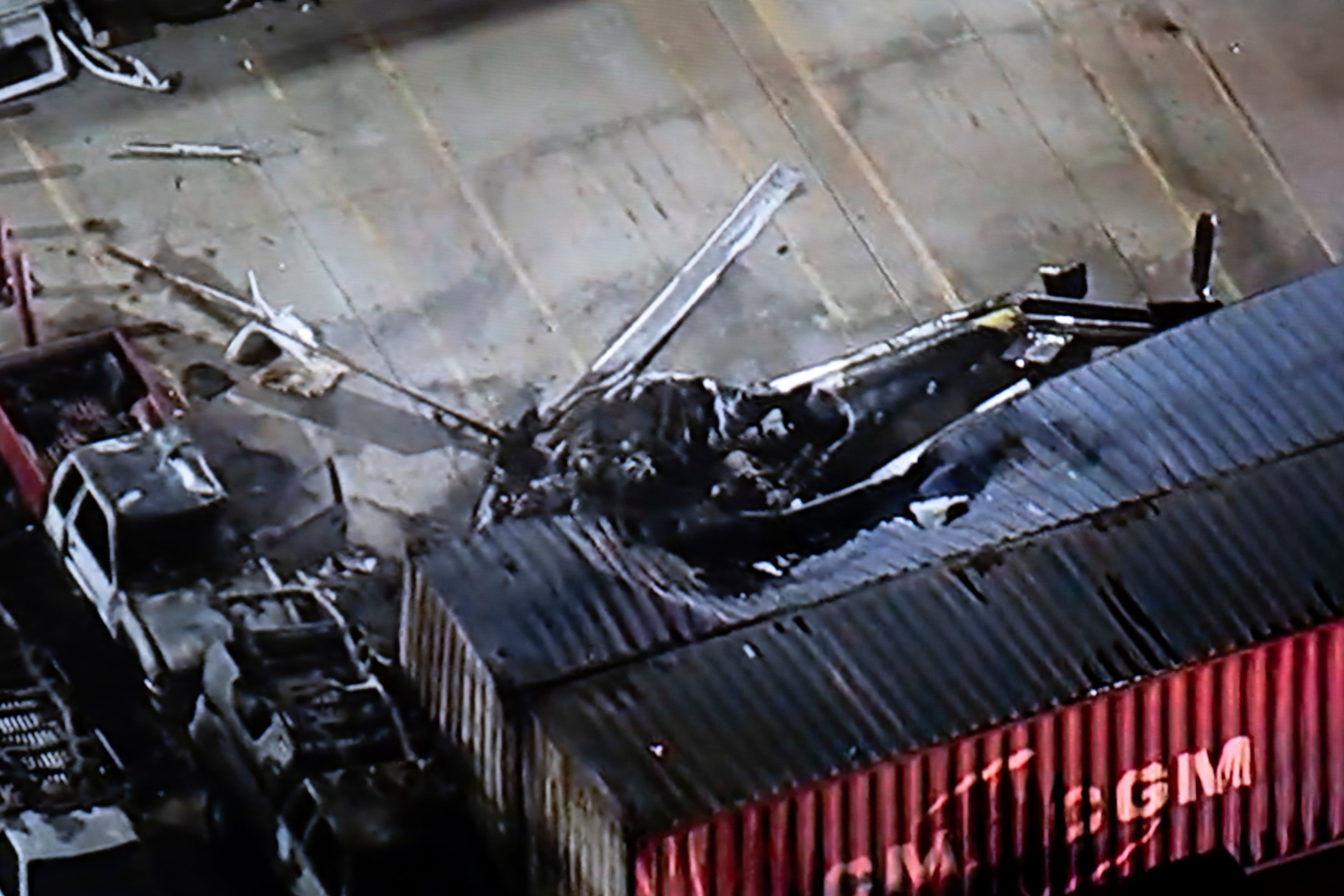 En esta imagen proporcionada por KABC-TV se ve un helicóptero que se estrelló cerca del lugar de un accidente de autobús, en Los Ángeles, el martes 15 de septiembre de 2026 (KABC-TV vía AP)