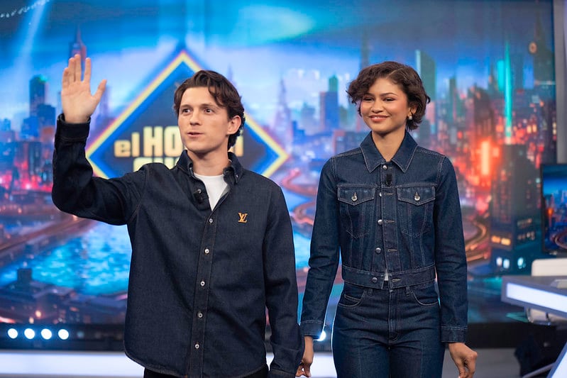 Zendaya y Tom Holland coordinan el “denim on denim” con lujo relajado en una presentación en MadridZendaya y Tom Holland coordinan el “denim on denim” con lujo relajado en una presentación en Madrid (El Horrmiguero)