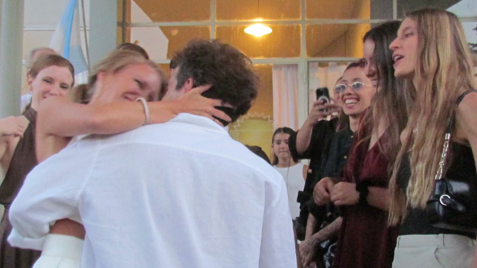 A la salida del registro civil, la lluvia de arroz se hizo presente (@rrociopardo)