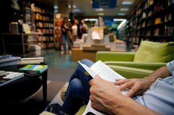 Un hombre lee en una