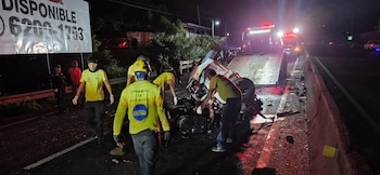 Comandos de Salvamento informó que el conductor perdió el control del vehículo, chocó contra la barrera de un puente y volcó sobre la vía. (Foto cortesía Comandos de Salvamento)