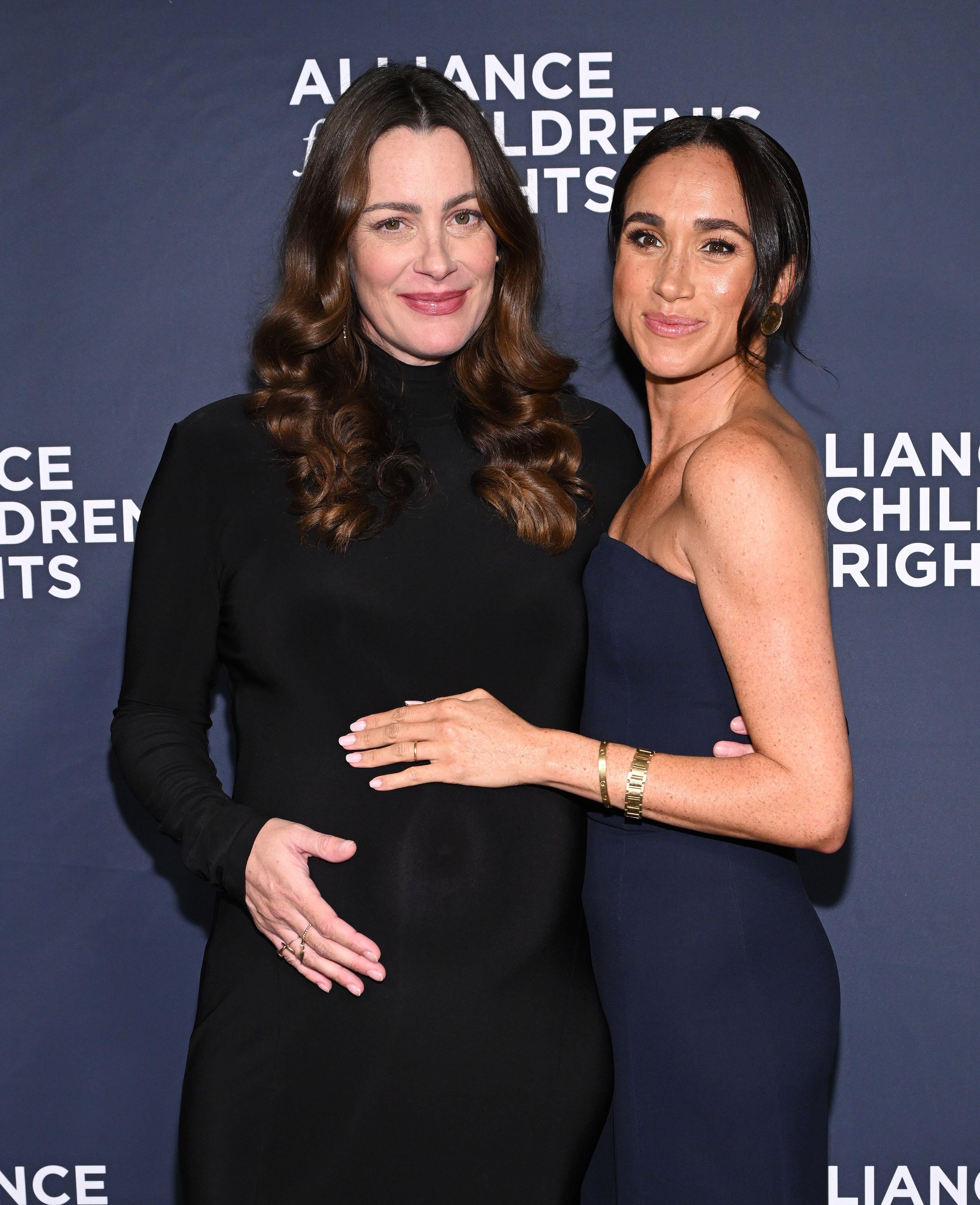 Kelly Zajfen y Meghan Markle en un evento benéfico celebrado en Los Ángeles. (AFF/Alamy Live News)