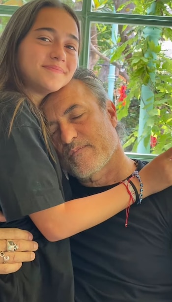 Verónica Lozano mostró parte de su vida en familia con imágenes inéditas, como la del Corcho Rodríguez abrazado a su hija Antonia (Instagram)