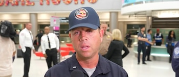 German Leal, capitán de Miami-Dade Fire Rescue, afirmó que encontró su zona de infancia en Caraballeda convertida en escombros tras los terremotos en La Guaira (Captura Telemundo Miami)
