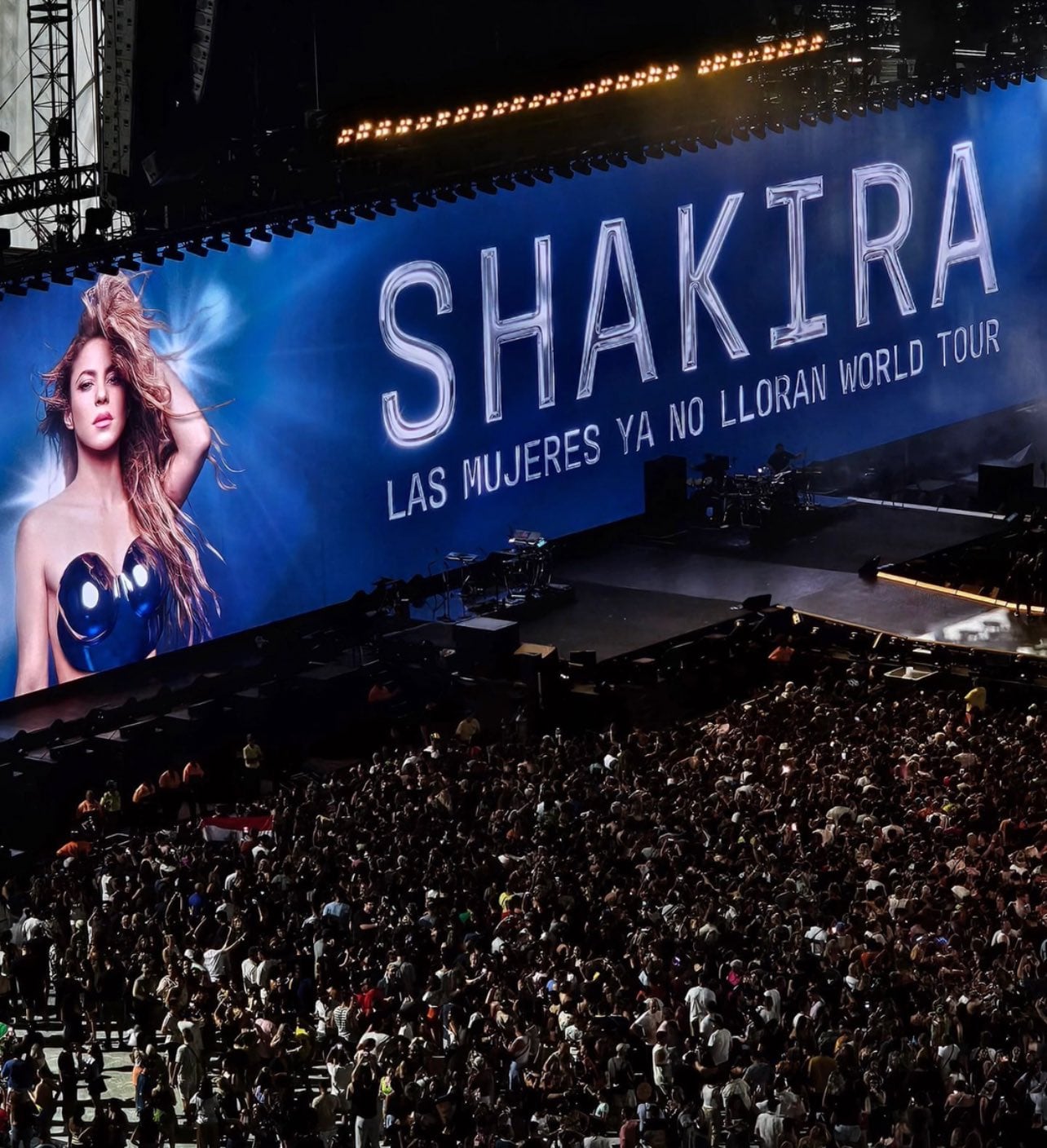 La panorámica del escenario en el estadio Nilton Santos de Rio de Janeiro, previo al primer concierto de Shakira. (@profegus88/X)