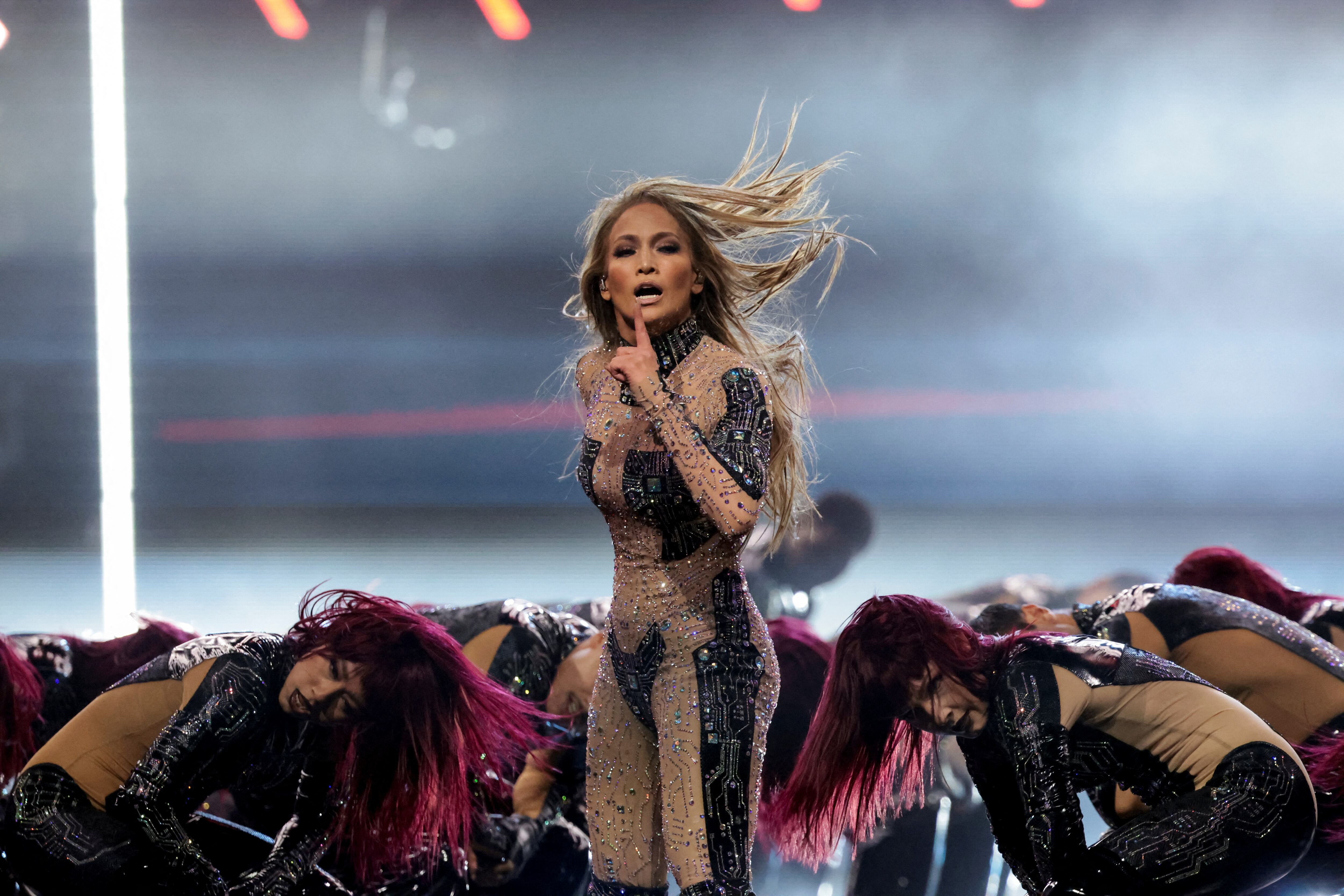 Con 55 años, J.Lo demostró su energía en una espectacular actuación de apertura que fue ovacionada (REUTERS/Mario Anzuoni)