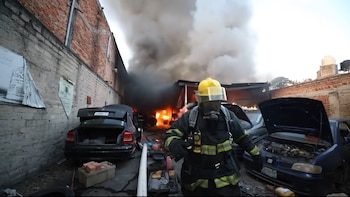 Queman de manera simultánea vehículos