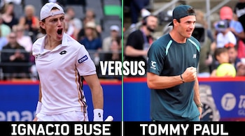 Montaje de versus de tenis. Izquierda: Ignacio Buse gritando, gorra blanca. Derecha: Tommy Paul sonriendo y con puño en alto, gorra oscura.
