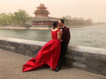 Una pareja recién casada posa