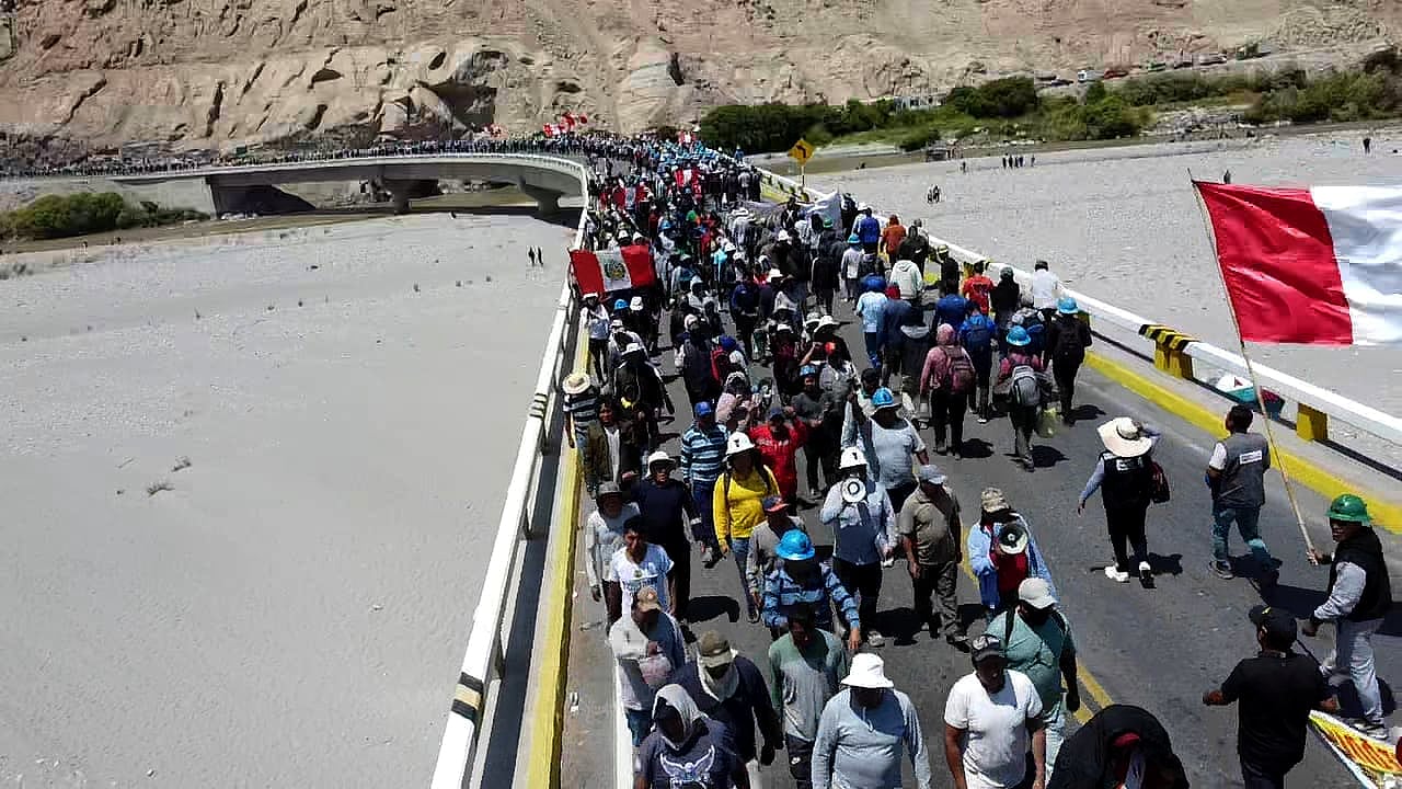 Mineros informales se movilizan en protesta a lo largo de la Panamericana Sur, exigiendo la ampliación del Registro Integral de Formalización Minera (Reinfo). - Crédito: Facebook / Click