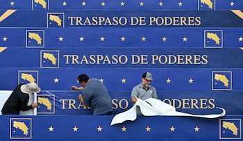 Personal técnico prepara el Estadio Nacional en la víspera de la ceremonia de investidura de la presidenta electa de Costa Rica, Laura Fernández, en San José, el 7 de mayo de 2026. Laura Fernández tomará posesión como nueva presidenta de Costa Rica el 8 de mayo de 2026. (Photo by Ezequiel BECERRA / AFP)