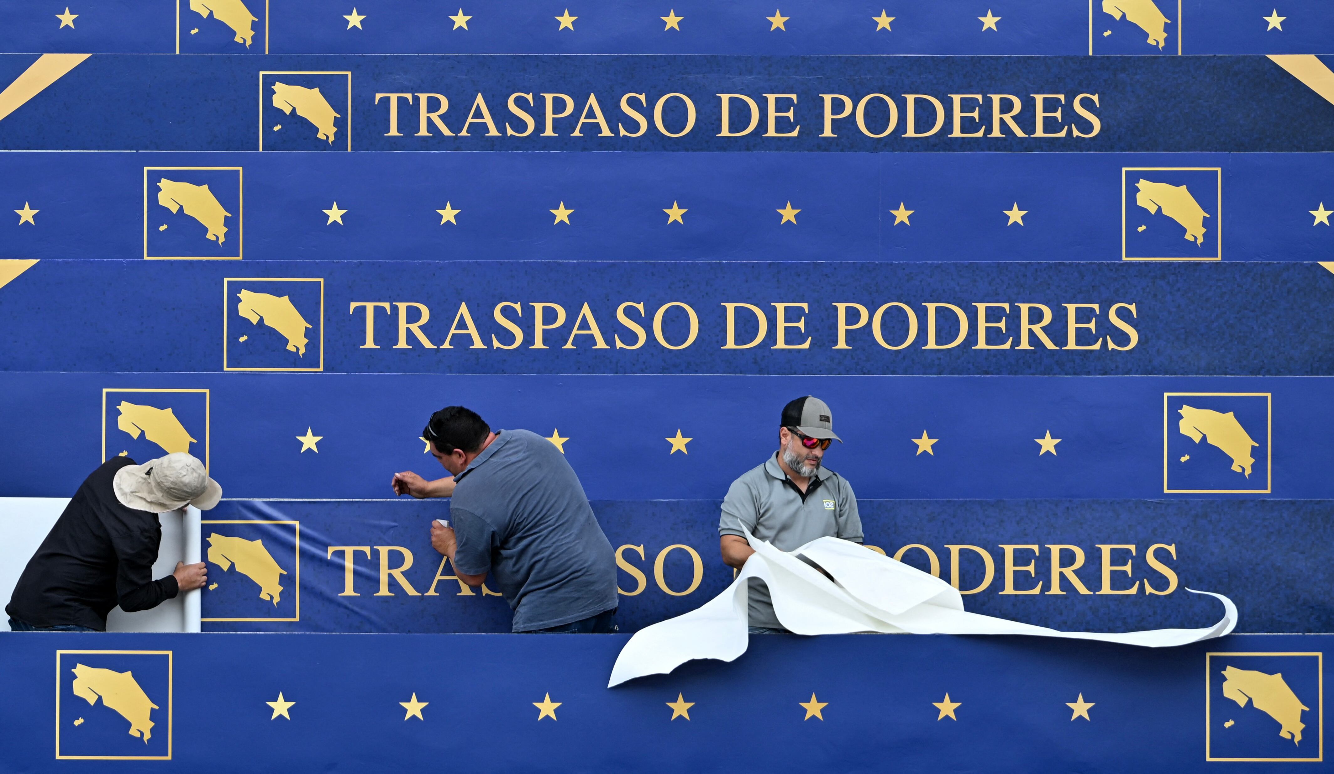 Personal técnico prepara el Estadio Nacional en la víspera de la ceremonia de investidura de la presidenta electa de Costa Rica, Laura Fernández, en San José, el 7 de mayo de 2026. Laura Fernández tomará posesión como nueva presidenta de Costa Rica el 8 de mayo de 2026. (Photo by Ezequiel BECERRA / AFP)