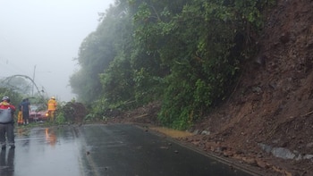 Las lluvias dejaron anegamientos en Matina, desbordamiento de ríos en Guatuso y un deslizamiento sobre la ruta 10 entre Turrialba y Alvarado. (Imagen de cortesía)