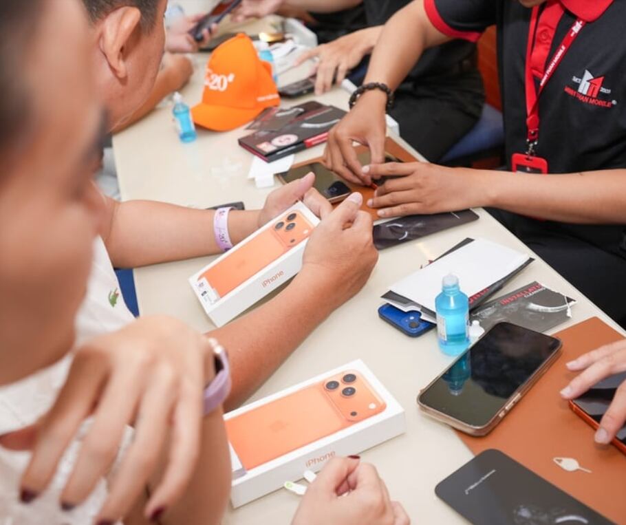 Venta del iPhone 17 en Vietnam. (Foto: KHUONG DUY)