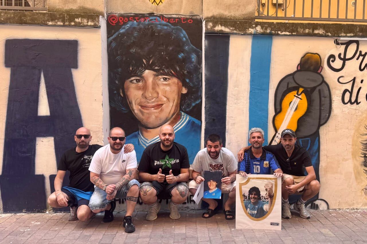 Liberto (con la casaca de la Selección) y sus ayudantes en el homenaje