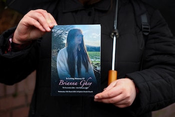 Un doliente sostiene la orden