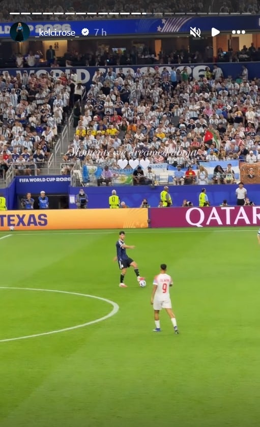 El emotivo posteo de la pareja de Senesi durante su debut en un Mundial (@_kelci.rose_)