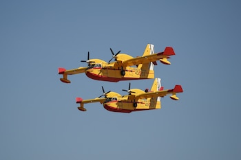 Dos hidroaviones vuelan en exhibición durante el acto oficial de presentación del plan nacional de prevención y extinción de fuegos, en la Base Aérea, a 21 de mayo de 2026, en Torrejón de Ardoz, Madrid (España). (Alejandro Martínez Vélez/Europa Press)