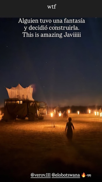 Un camión de safari con una tienda de campaña en el techo en un paisaje nocturno, con antorchas, estrellas y la silueta de un niño