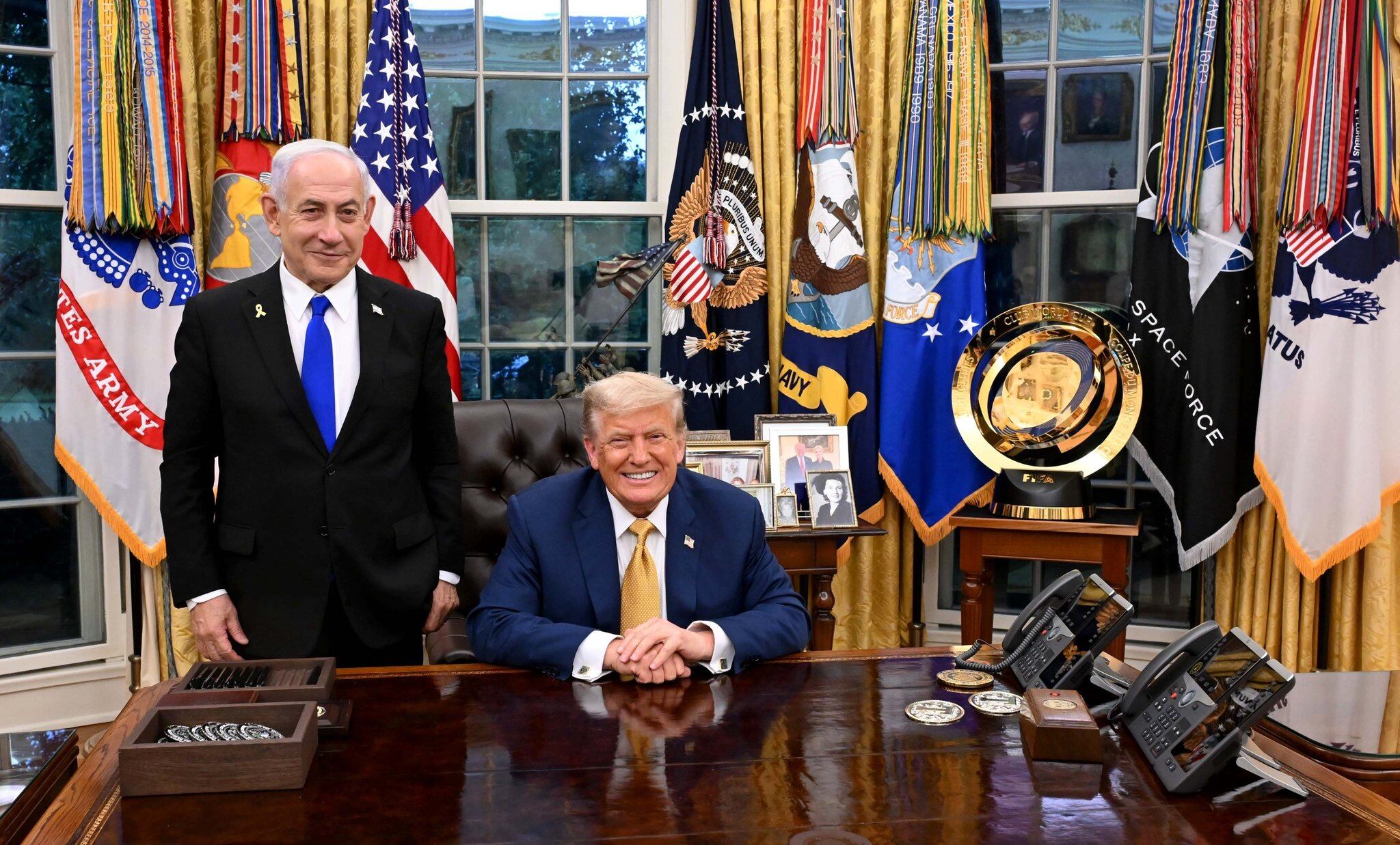 Donald Trump y Benjamín Netanyahu en el Salón Oval, (Casa Blanca, Washington)