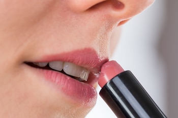 ILUSTRACIÓN - Al pintarse los