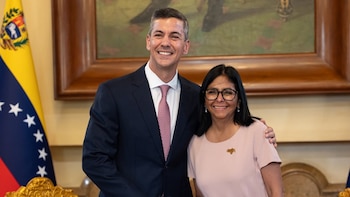 Delcy Rodríguez recibe en Caracas al presidente de Paragua para avanzar en la "normalización" de relaciones