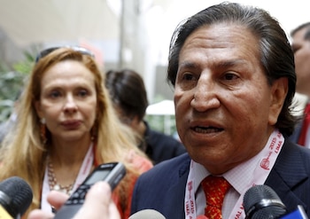 FOTO DE ARCHIVO: El expresidente peruano Alejandro Toledo y su esposa Eliane Karp llegan a las Reuniones Anuales 2015 del FMI y el Banco Mundial en Lima, Perú. 8 de octubre, 2015. REUTERS/Guadalupe Pardo/Archivo