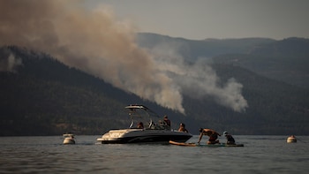 El gran incendio en el oeste de Canadá se sale de control y fuerza la evacuación de más de 20.000 personas
