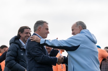 El presidente de Uruguay, Yamandú Orsi, junto al técnico de la selección, Marcelo Bielsa; de fondo, el presidente de la AUF, Ignacio Alonso (Presidencia)