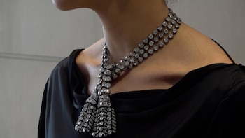 Un collar de diamantes vinculado